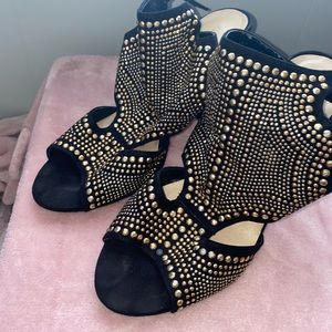 Golden strap up beauties 🤩